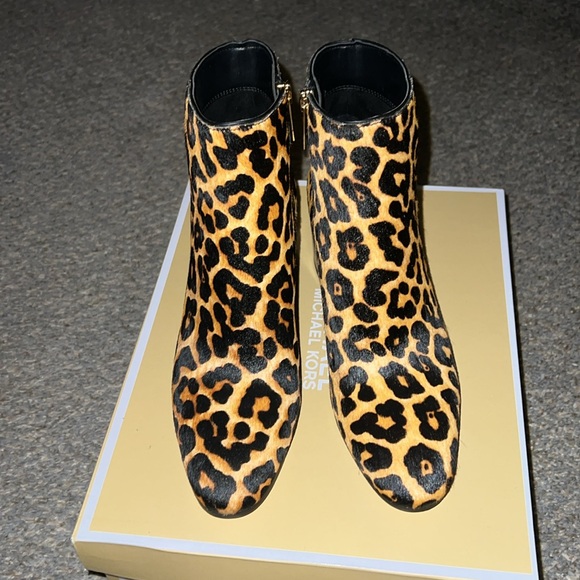 Michael Kors booties. 6 - Picture 3 of 12